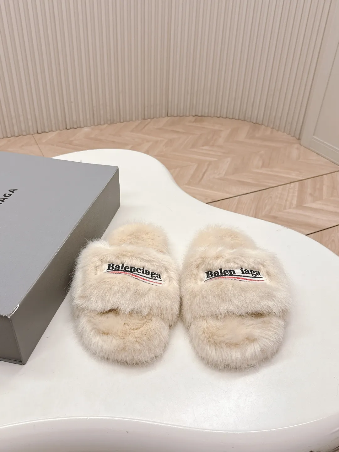 👟👟Ex-factory price 480👟👟 Balenciaga 2025 new color furry slippers. This furry slipper is really irresistible. It’s so cool and versatile~ The upper foot is super invincible, good-looking and comfortable. Fabric: Imported wool, soft and comfortable. Lining: original special material. Sole: original outsole. Size: 36-40.